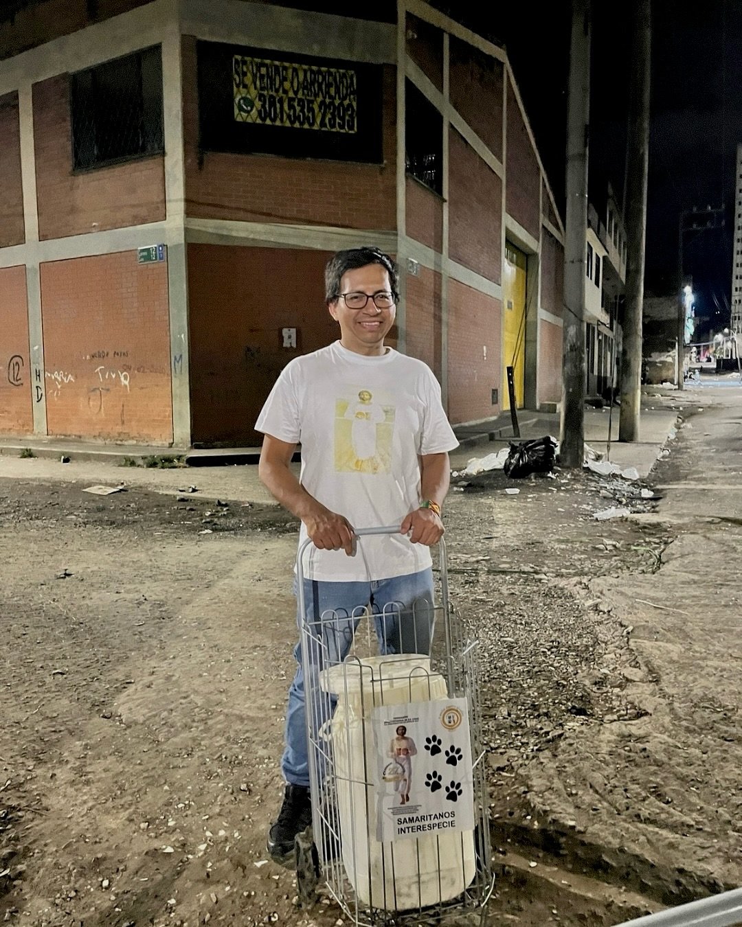 Equipo del recorrido caminando con carritos solidarios por las calles de Cali
